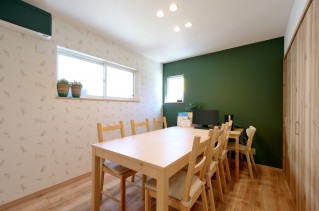 寒色でも暖色でもない中性色のコーディネート例