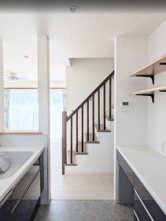 キッチンの床を水回りに強いフロアにするのが人気です！