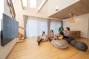 吹き抜けや勾配天井がある家